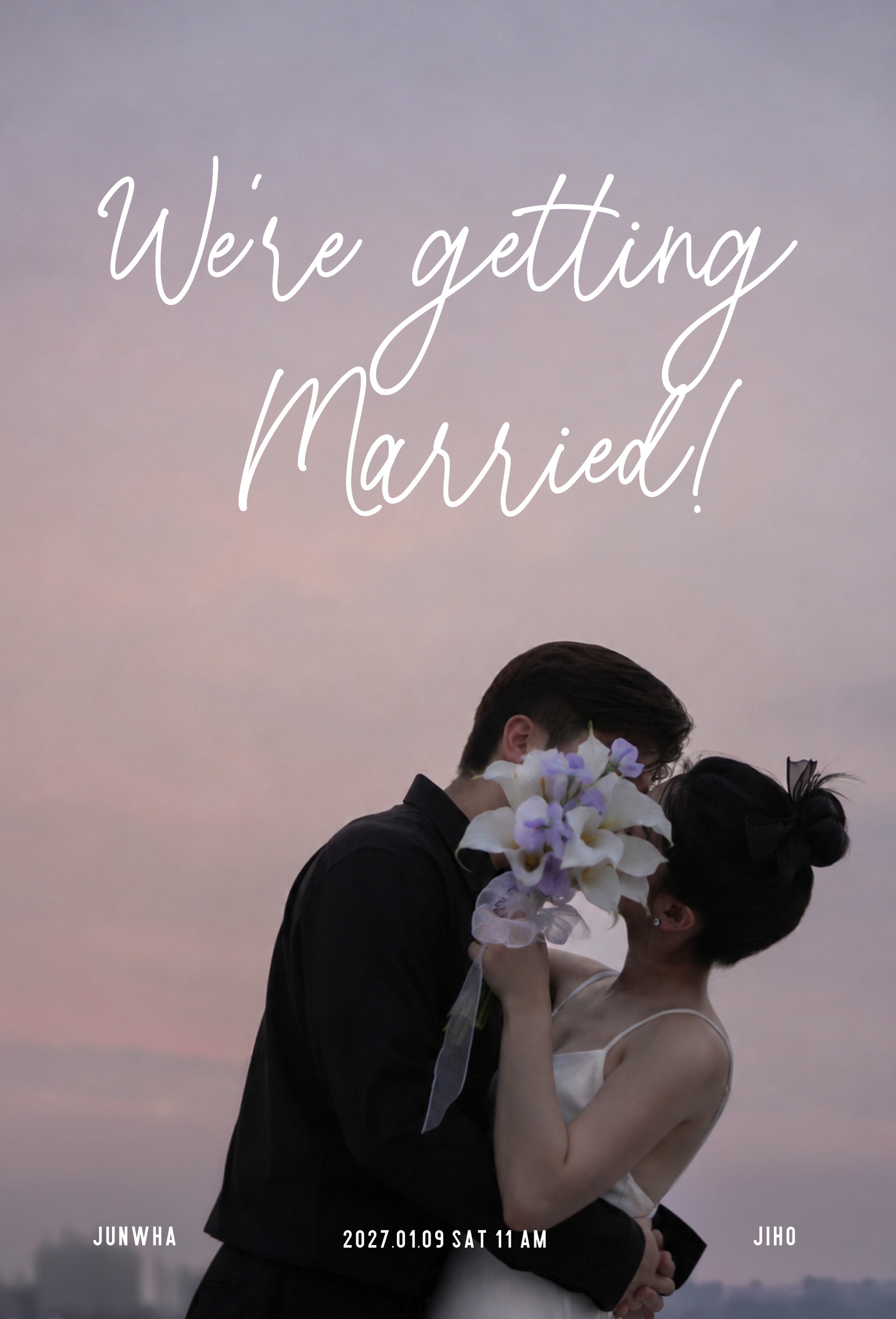 종이 청첩장. 노을 아래 꽃다발을 사이에 두고 마주 선 준화와 지호. We're getting Married! JUNWHA · JIHO. 2027년 1월 9일 토요일 오전 11시.